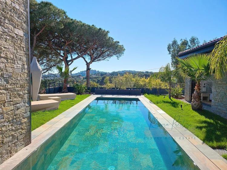 Villa contemporaine neuve avec piscine miroir - vue mer