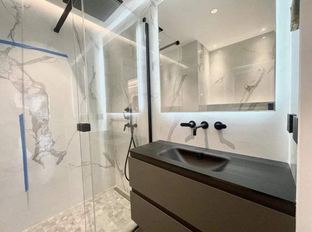 Un appartement luxueusement rénové avec vue sur port de Fontvielle