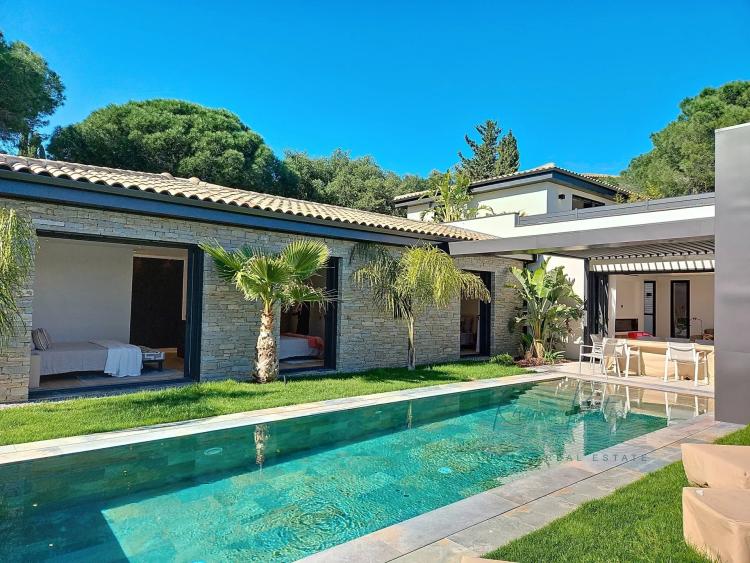 Villa contemporaine neuve avec piscine miroir - vue mer