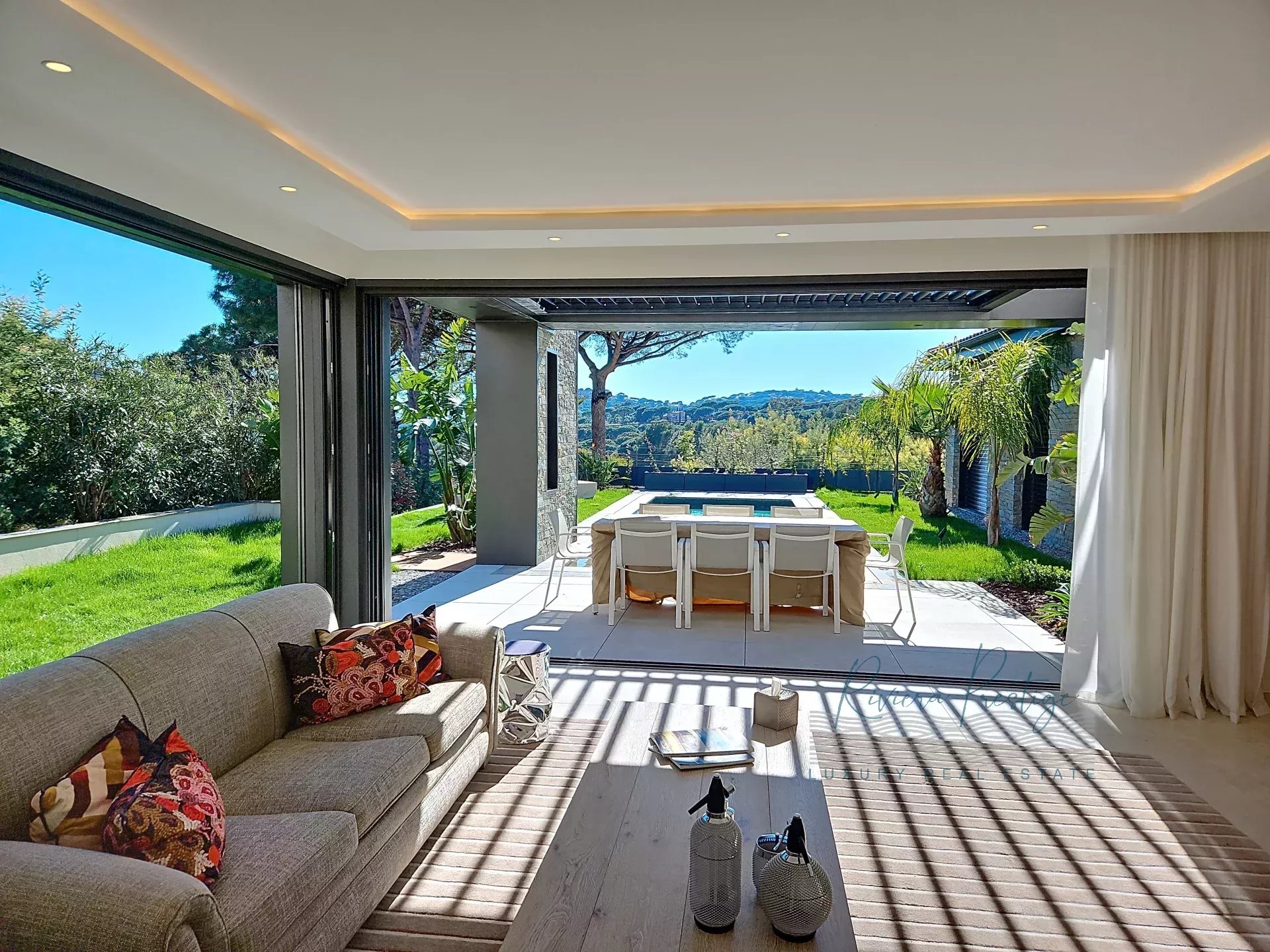 Villa contemporaine neuve avec piscine miroir - vue mer