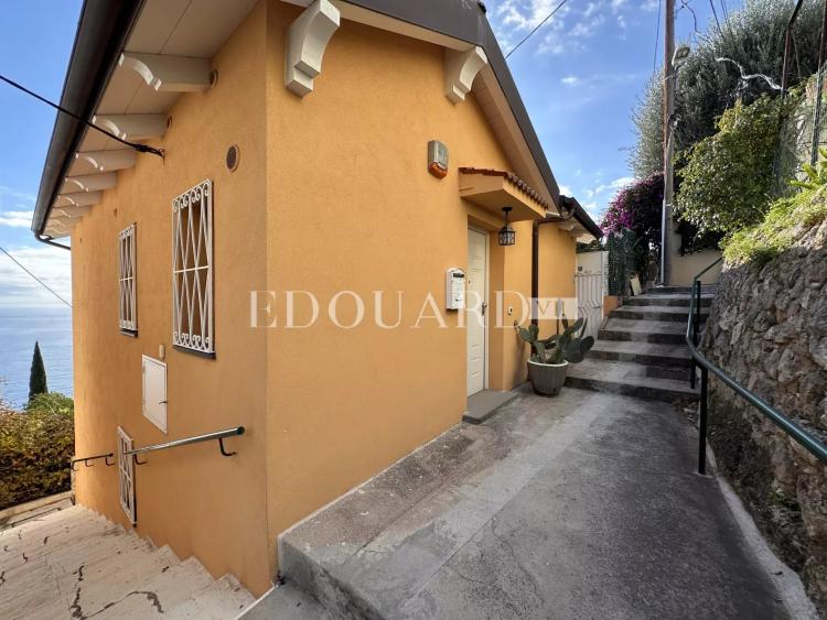 En exclusivité jolie villa rénovée avec deux terrasses, jardin, magnifique vue mer et deux parkings