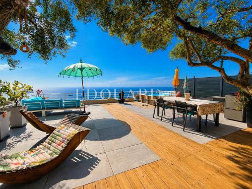 Roquebrune Cap Martin, trois pièces avec spectaculaire terrasse, petite piscine privée et superbe vue mer