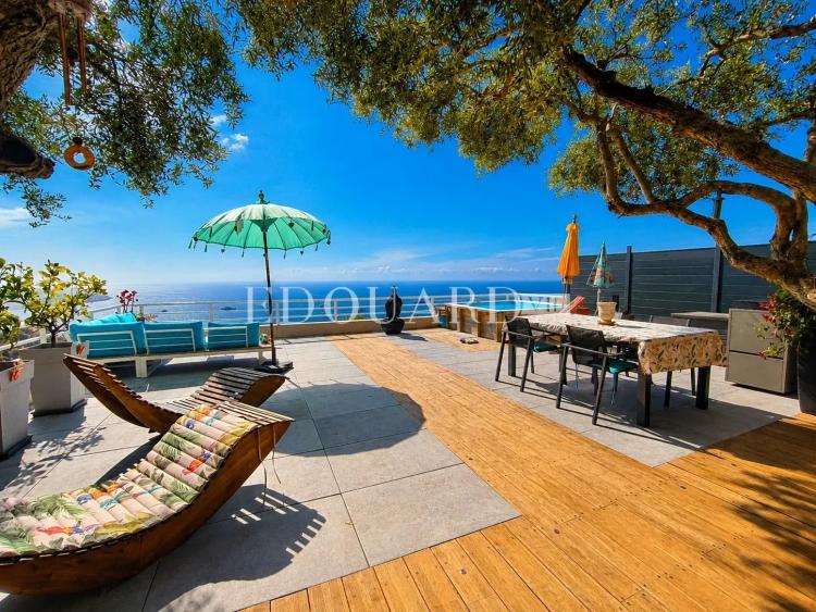 Roquebrune Cap Martin, trois pièces avec spectaculaire terrasse, petite piscine privée et superbe vue mer