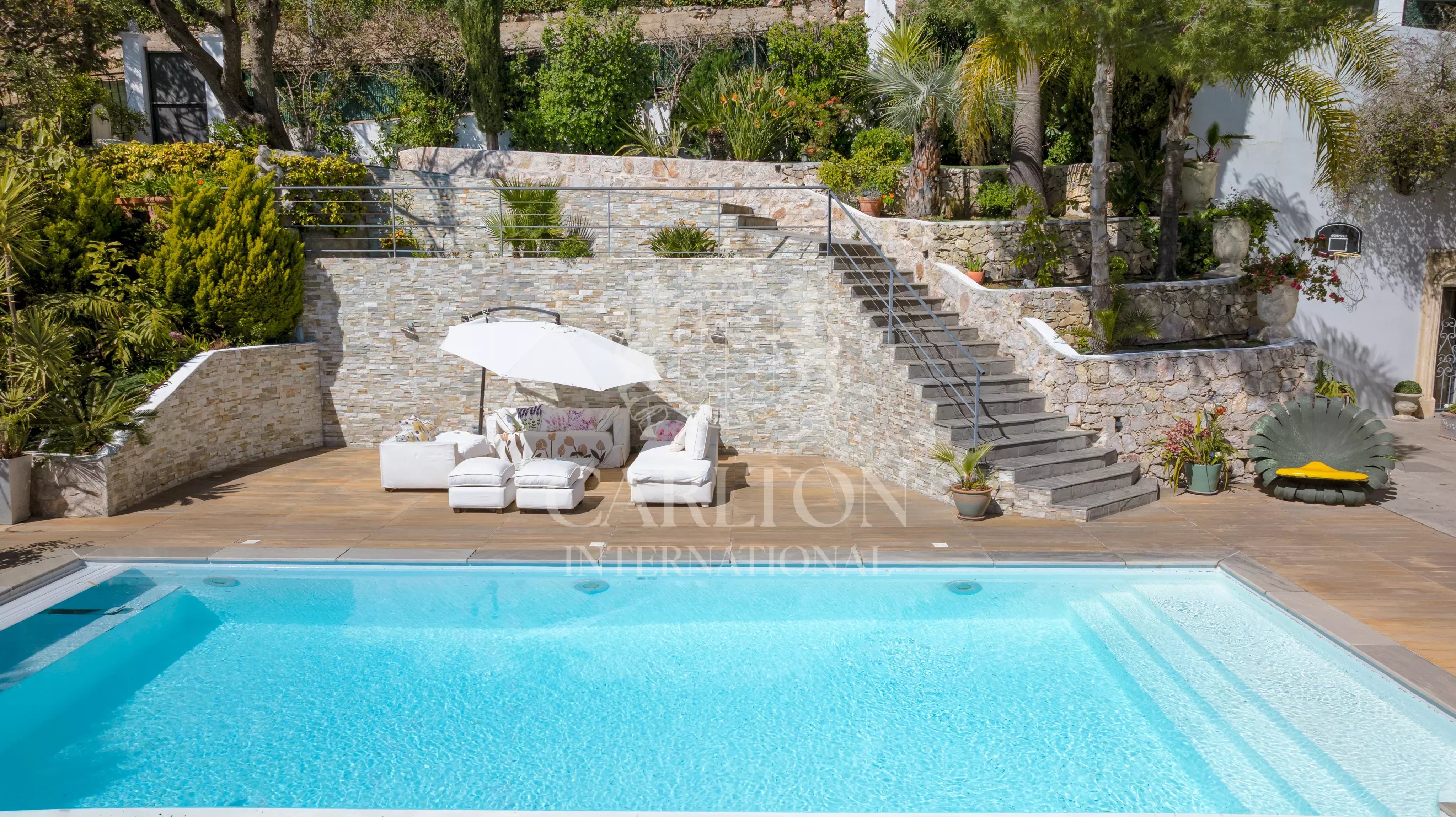 Villa contemporaine avec vue mer panoramique et grand terrain à Èze Bord de Mer