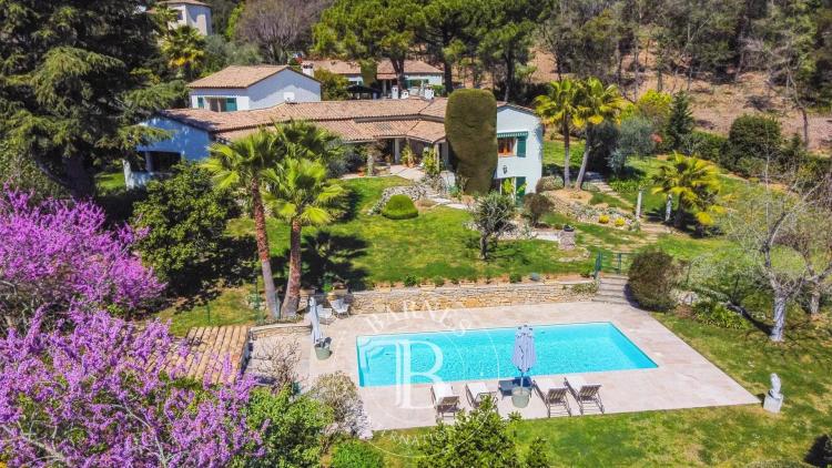 À quelques pas de Valbonne-  Propriété d’exception en domaine fermé, à proximité du golf, 2 maisons d’invités, piscine, calme absolu