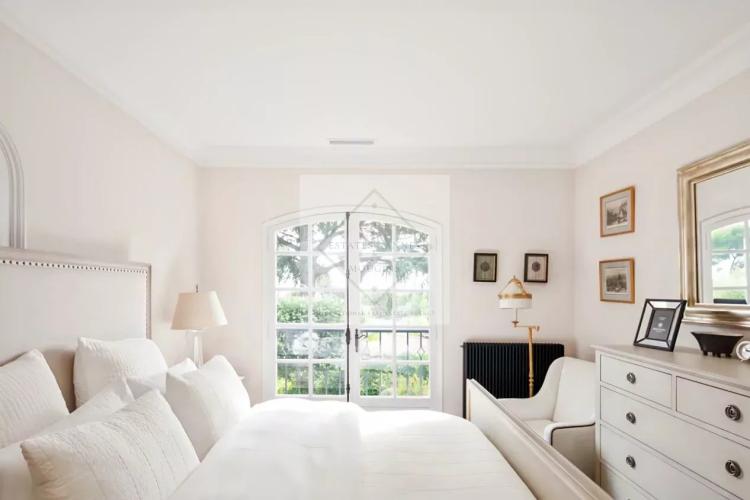 Élégante maison en pierre rénovée – Charme provençal près du Cap d’Antibes