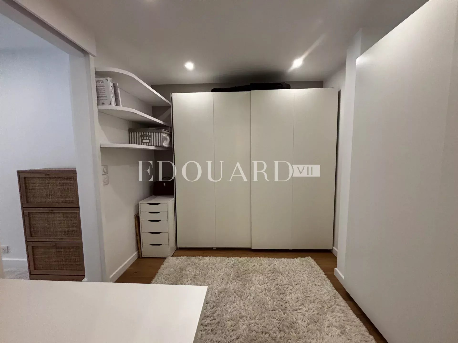 En exclusivité superbe trois pièces avec deux grandes terrasses et parking, limitrophe de la Principauté de Monaco