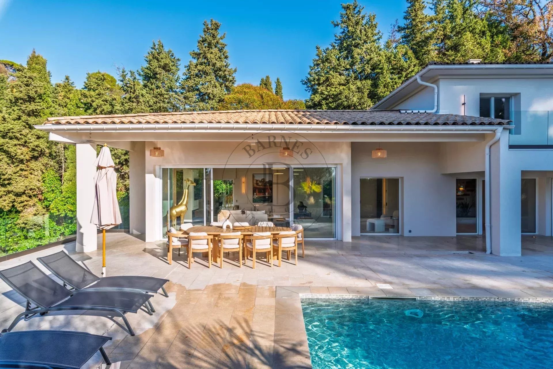 MOUGINS – VILLA RÉNOVÉE AU CALME AVEC VUE PANORAMIQUE – À PIED DES COMMERCES