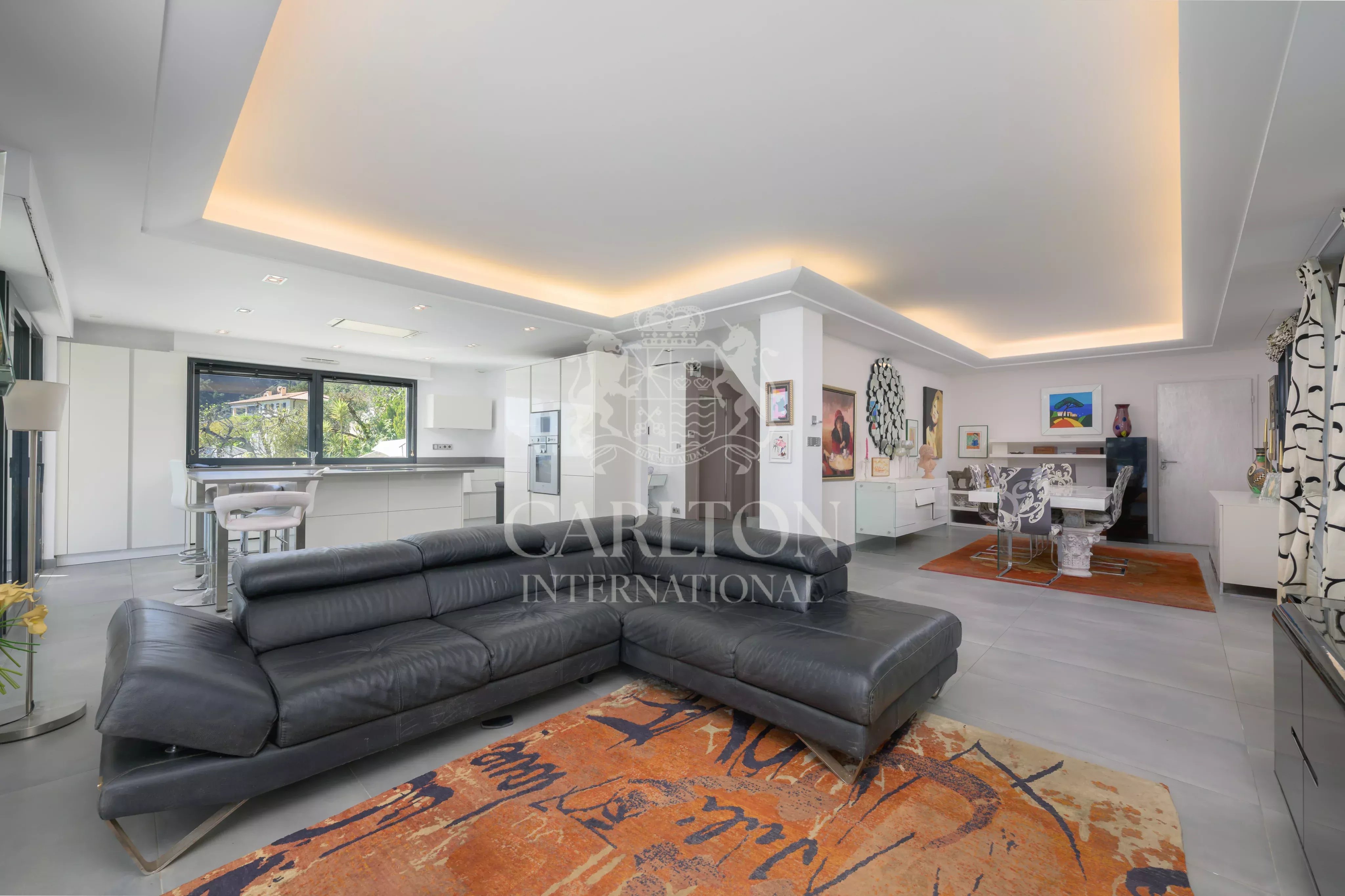 Villa contemporaine avec vue mer panoramique et grand terrain à Èze Bord de Mer