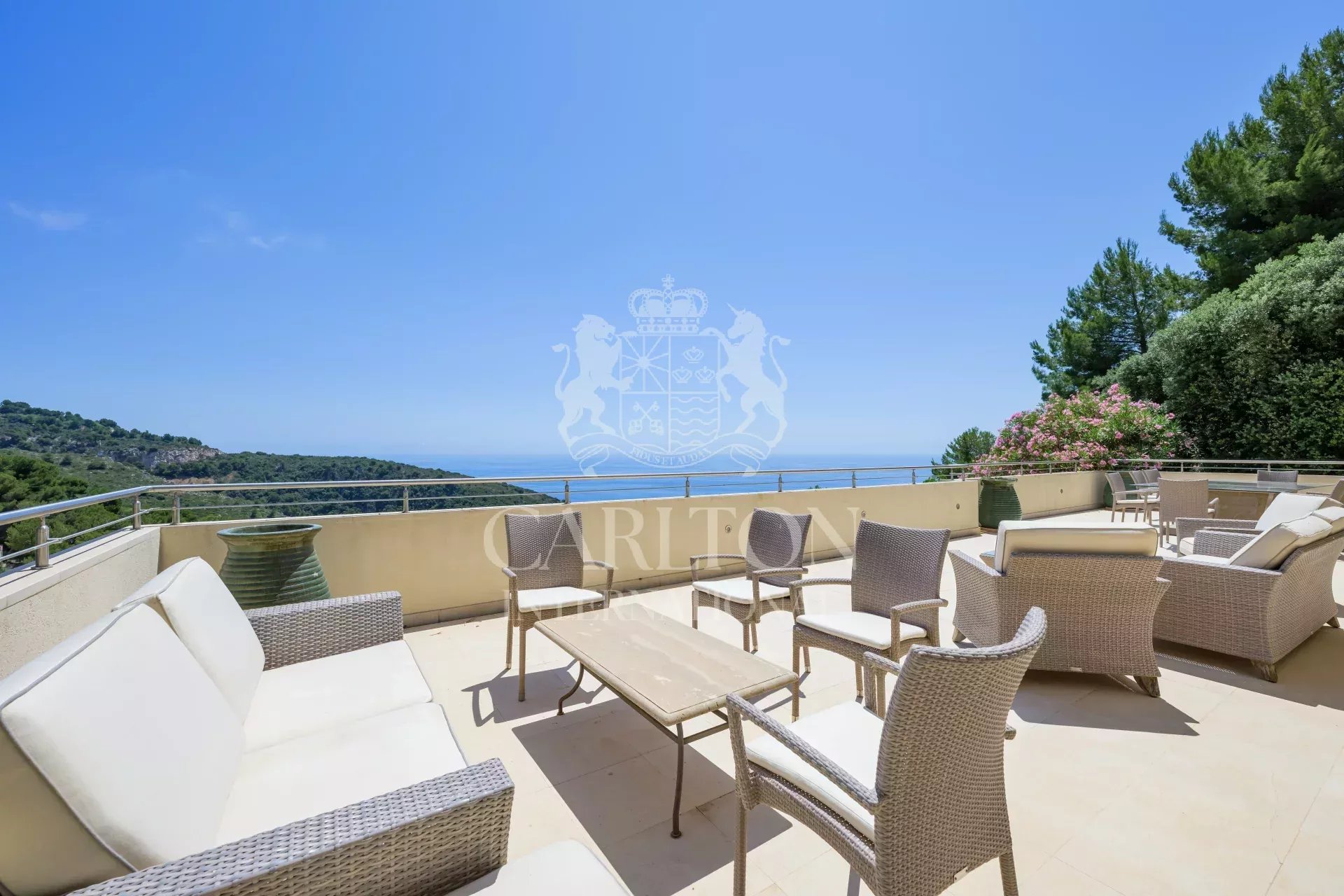 Eze, à quelques minutes de Monaco, plages, importante propriété avec vue mer époustouflante.