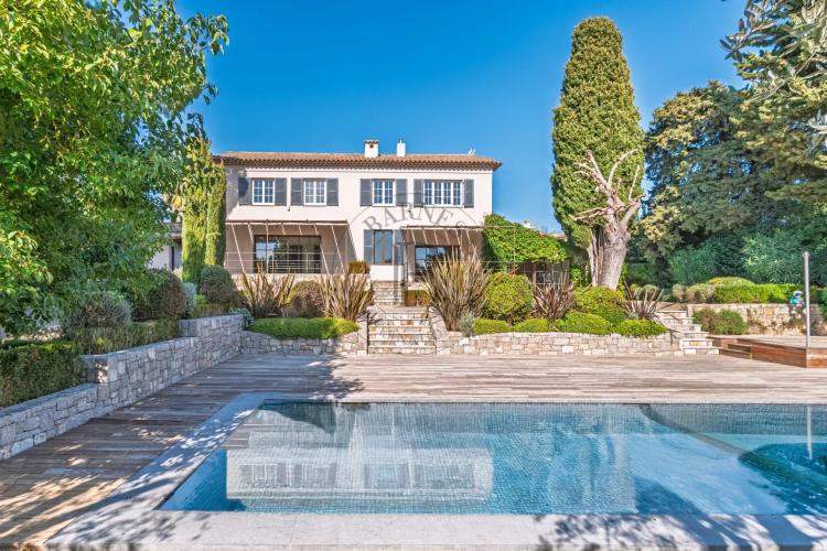 MOUGINS – BASTIDE RÉNOVÉE – PROCHE GOLF ET ÉCOLES INTERNATIONALES