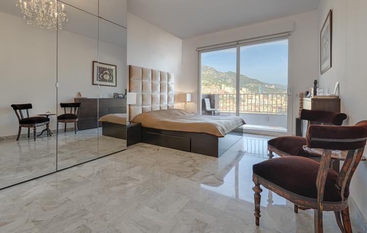 Appartement de quatre pièces en excellent état et élégamment meublé, avec vue sur la mer