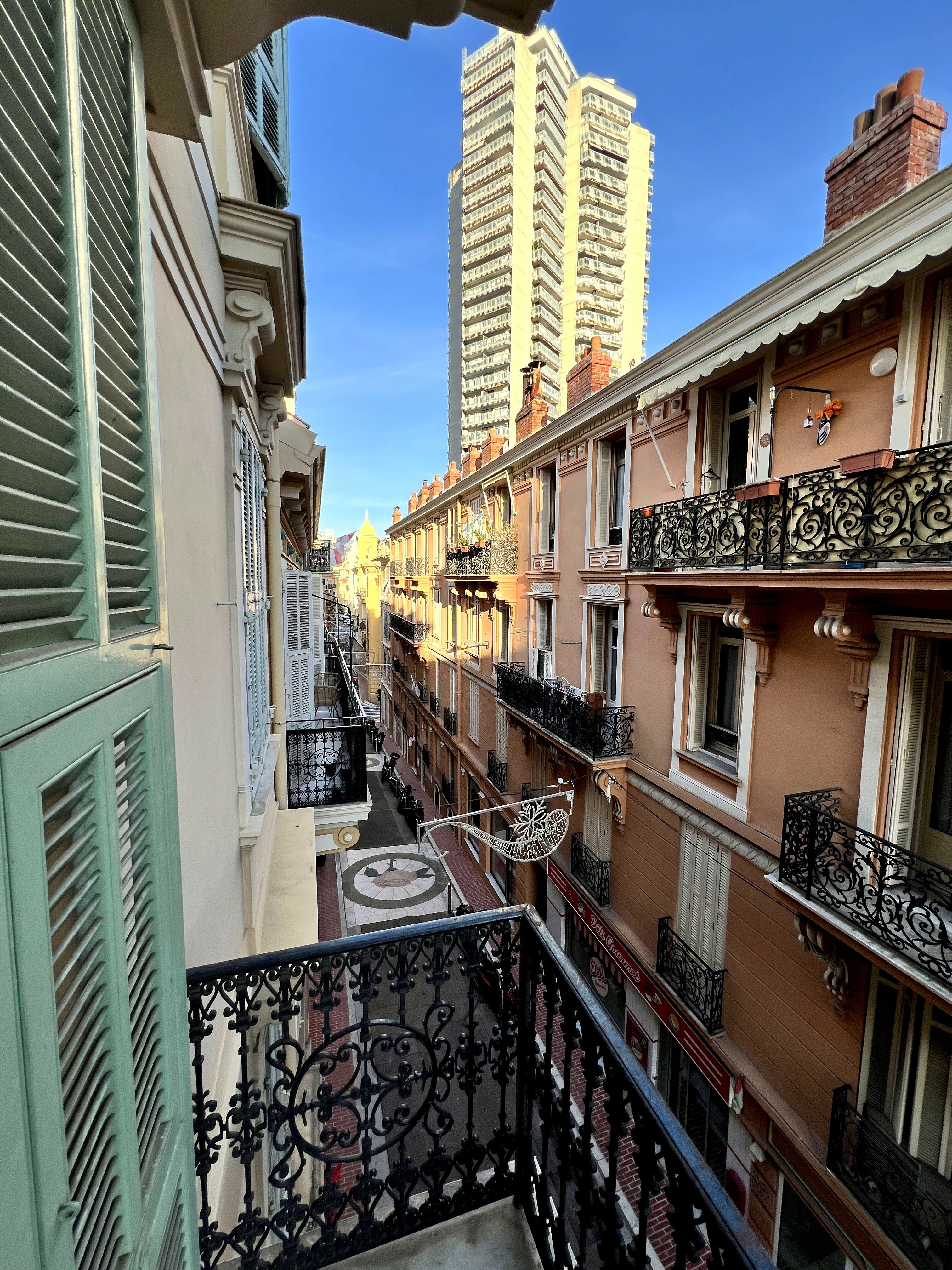 SOUS OFFRE ACCEPTÉE- MONTE CARLO - IMMEUBLE BOURGEOIS SOUS LOI - 4 PIECES