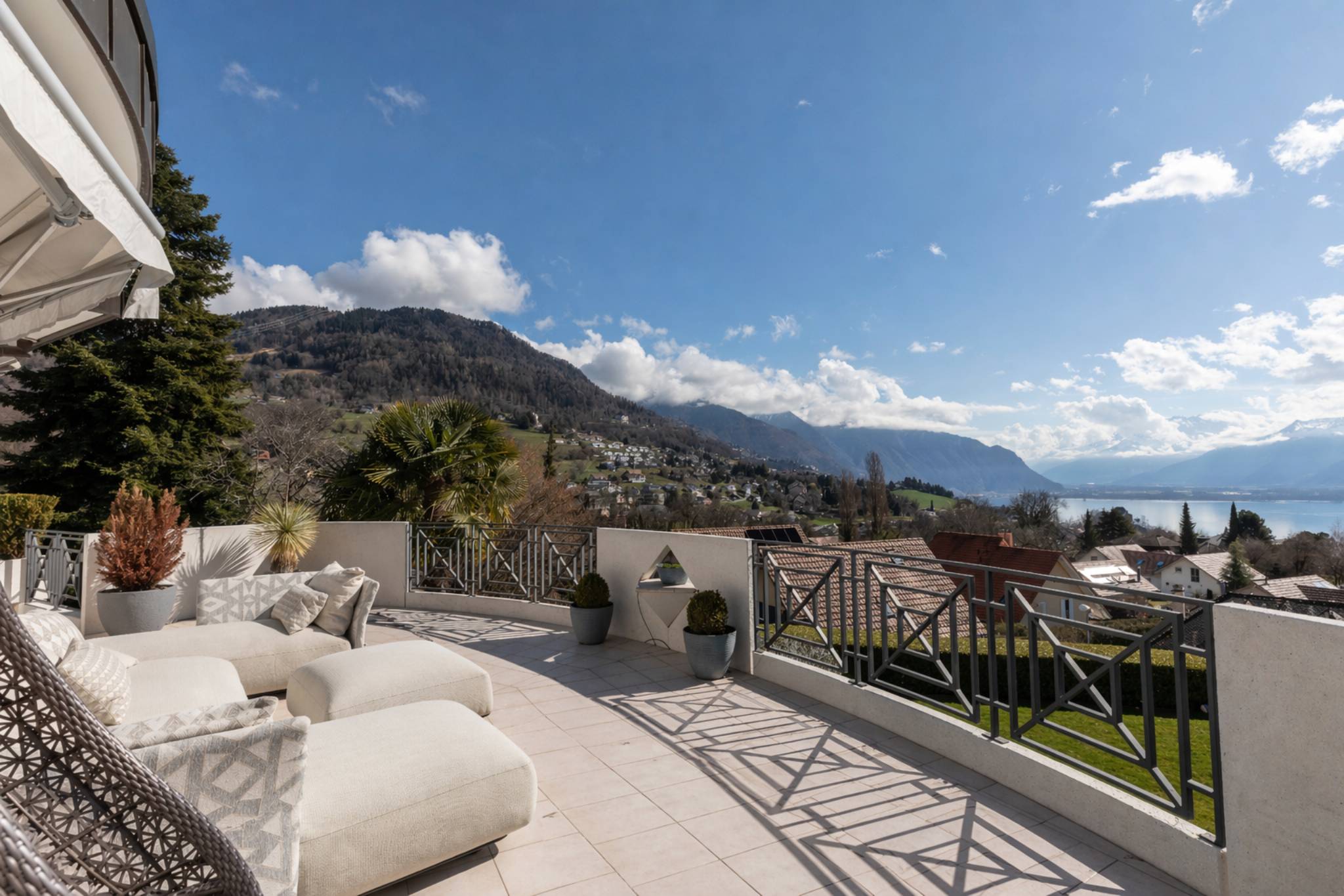 Unique Propriété de 8.5 pièces avec vue panoramique et piscine