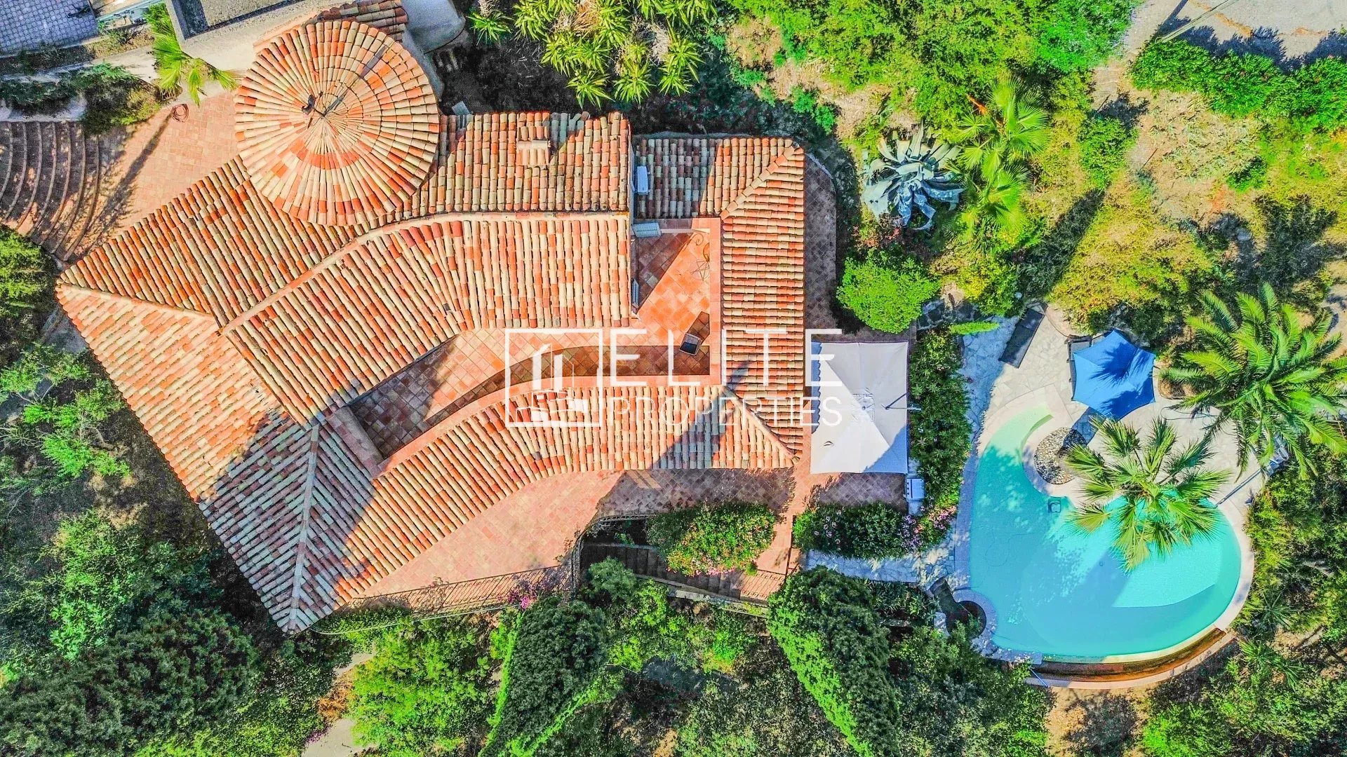 Maison de charme avec vue mer panoramique. piscine et dépendance