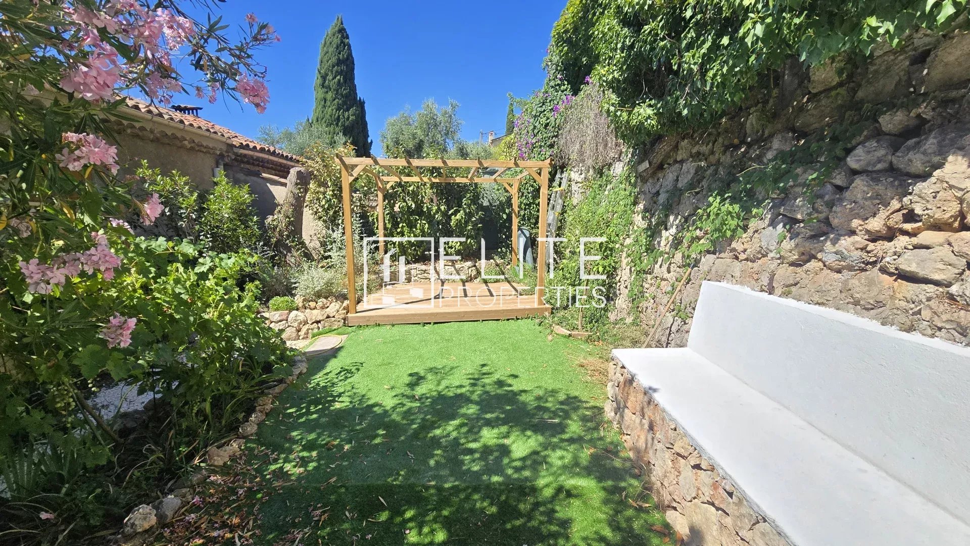 MAISON DE VILLAGE 3 PIÈCES + JARDIN VUE MER – SPÉRACÈDES