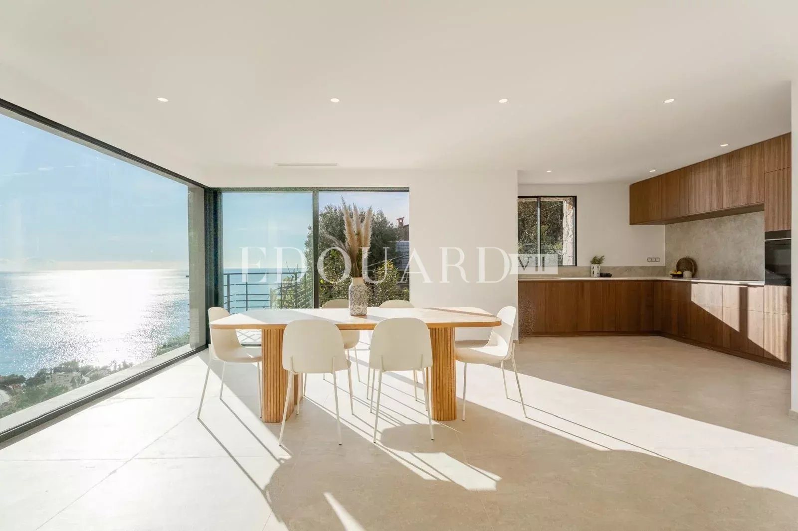 Superbe villa neuve avec piscine chauffée et vue mer exceptionnelle, proche de la Principauté de Monaco