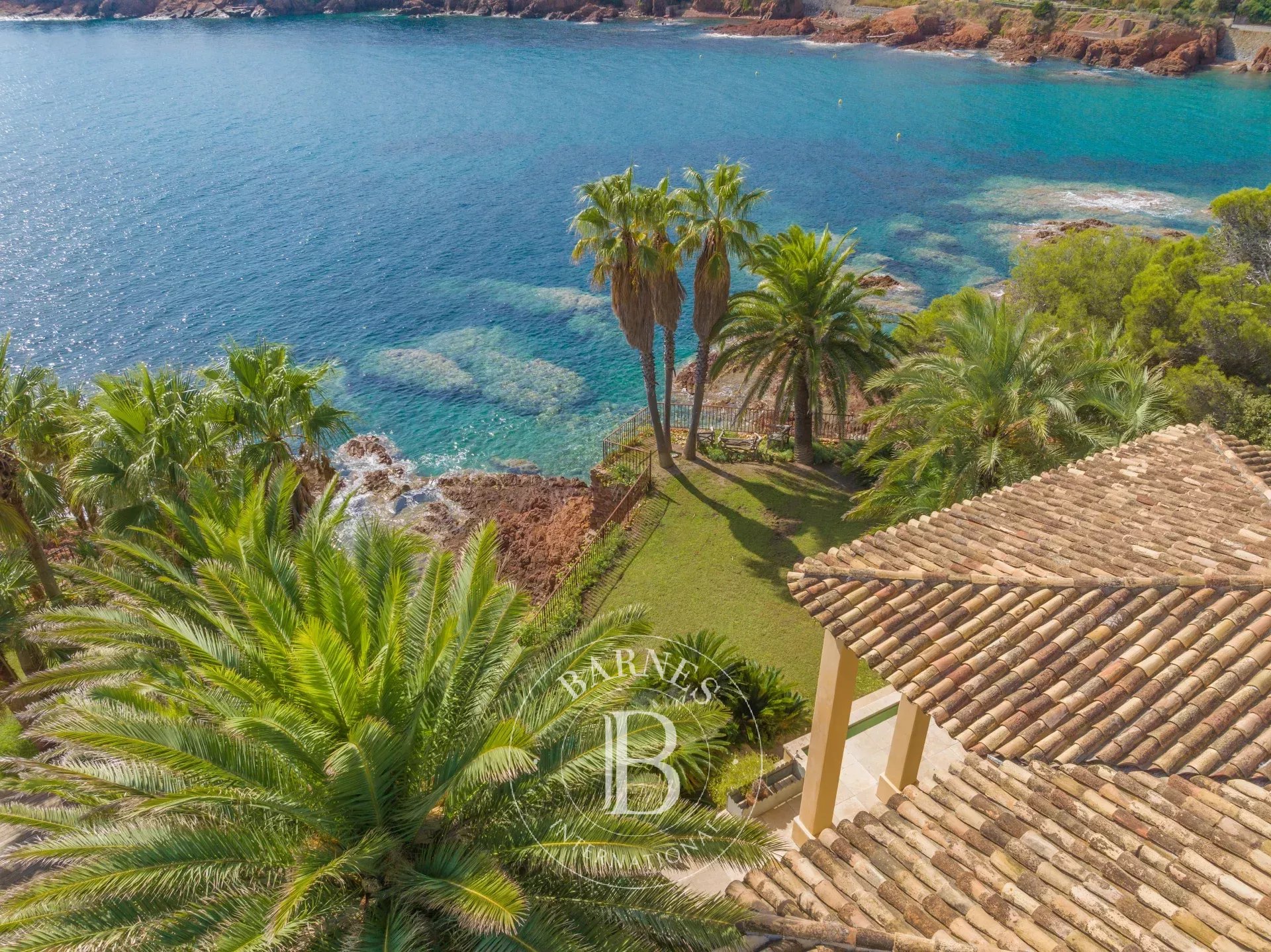SAINT-RAPHAËL - ÉLÉGANTE VILLA PIED DANS L'EAU