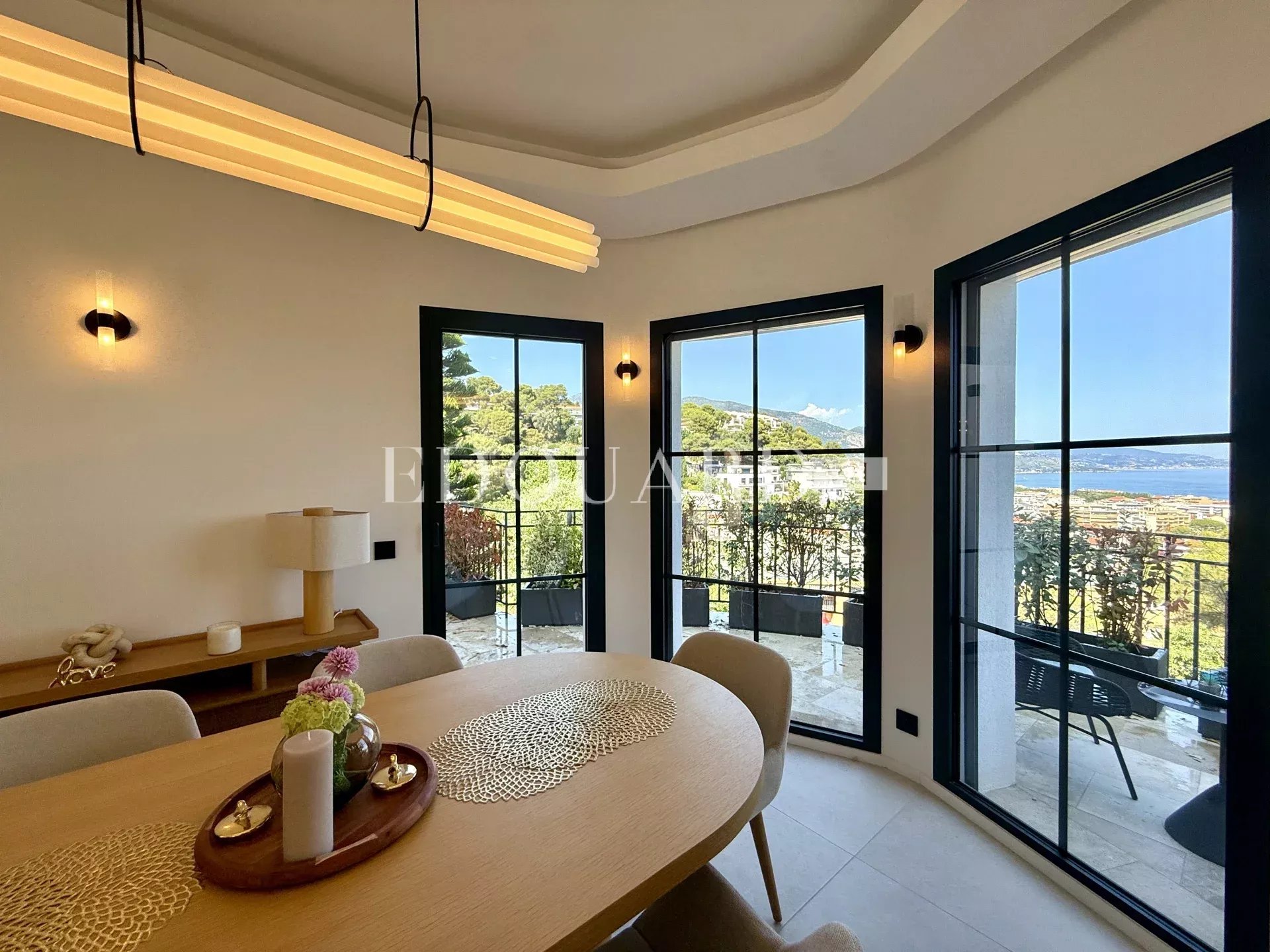 Superbe villa contemporaine avec piscine, une oasis de lumière au cœur de Roquebrune Cap Martin