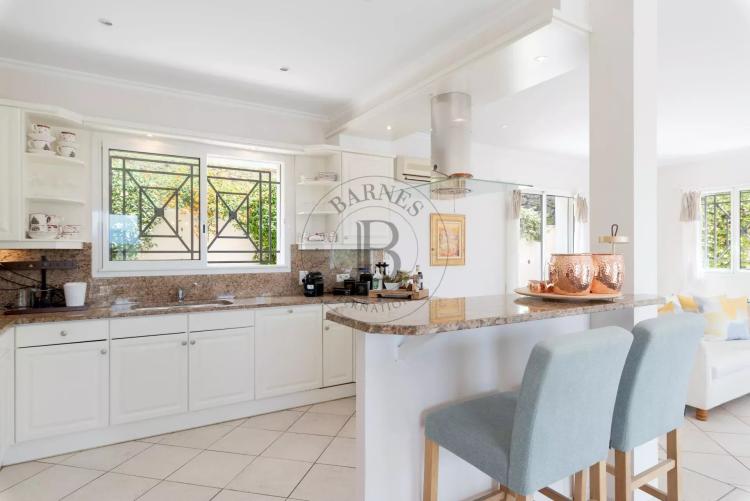 MOUGINS - VILLA AVEC VUE DANS DOMAINE SECURISE