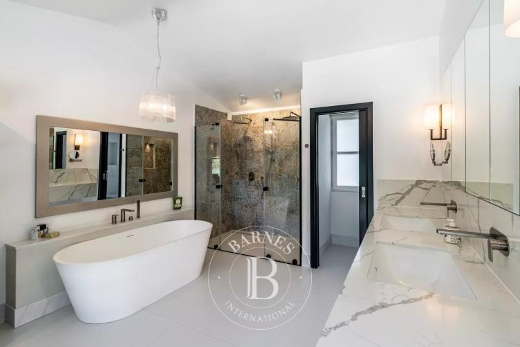 Valbonne, - Domaine fermé - 5 chambres en suite - Piscine - Appartement