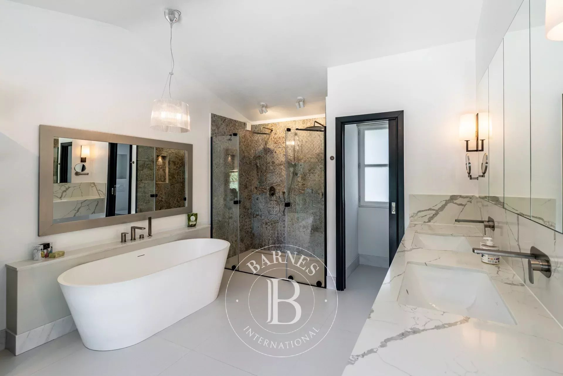 Valbonne, - Domaine fermé - 5 chambres en suite - Piscine - Appartement
