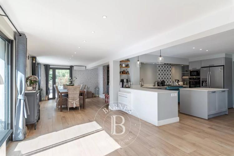 Roquefort-les-Pins - Villa de caractère avec maison d’amis et 3 appartements indépendants - 9 chambres
