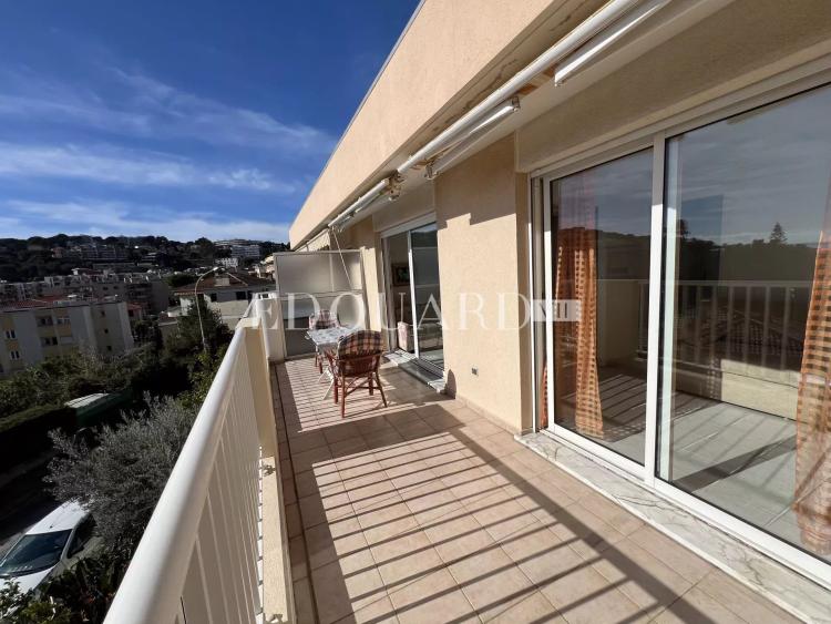 En exclusivité deux pièces en dernier étage avec spacieuse terrasse, cave et parking, à quelques pas des plages