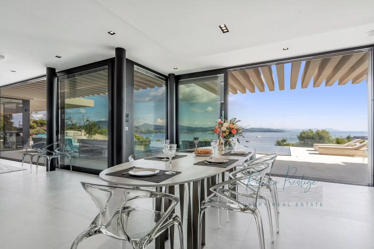 Villa contemporaine avec vue panoramique sur le Golfe de Saint-Tropez – Gassin