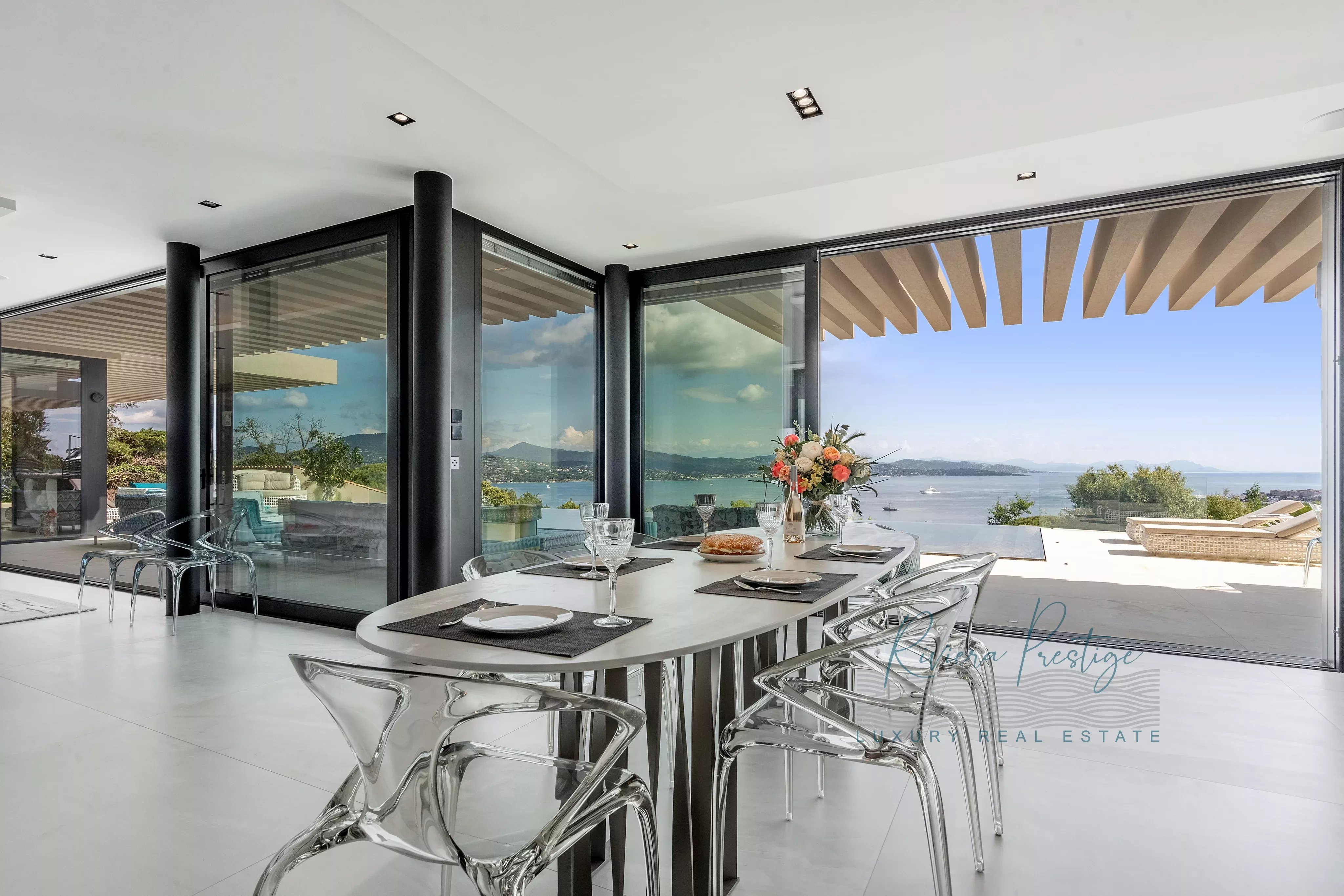 Villa contemporaine avec vue panoramique sur le Golfe de Saint-Tropez – Gassin
