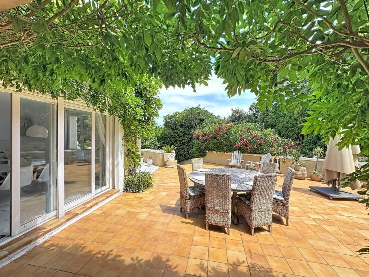 GASSIN – VILLA AVEC VUE MER À QUELQUES MINUTES DE SAINT-TROPEZ