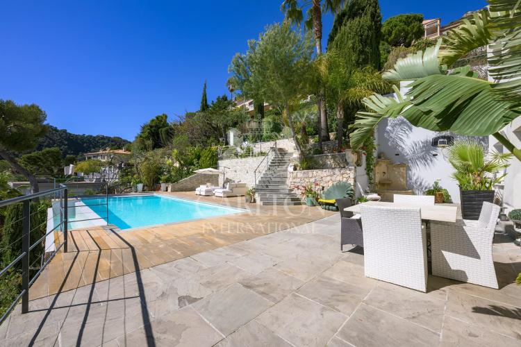 Villa contemporaine avec vue mer panoramique et grand terrain à Èze Bord de Mer
