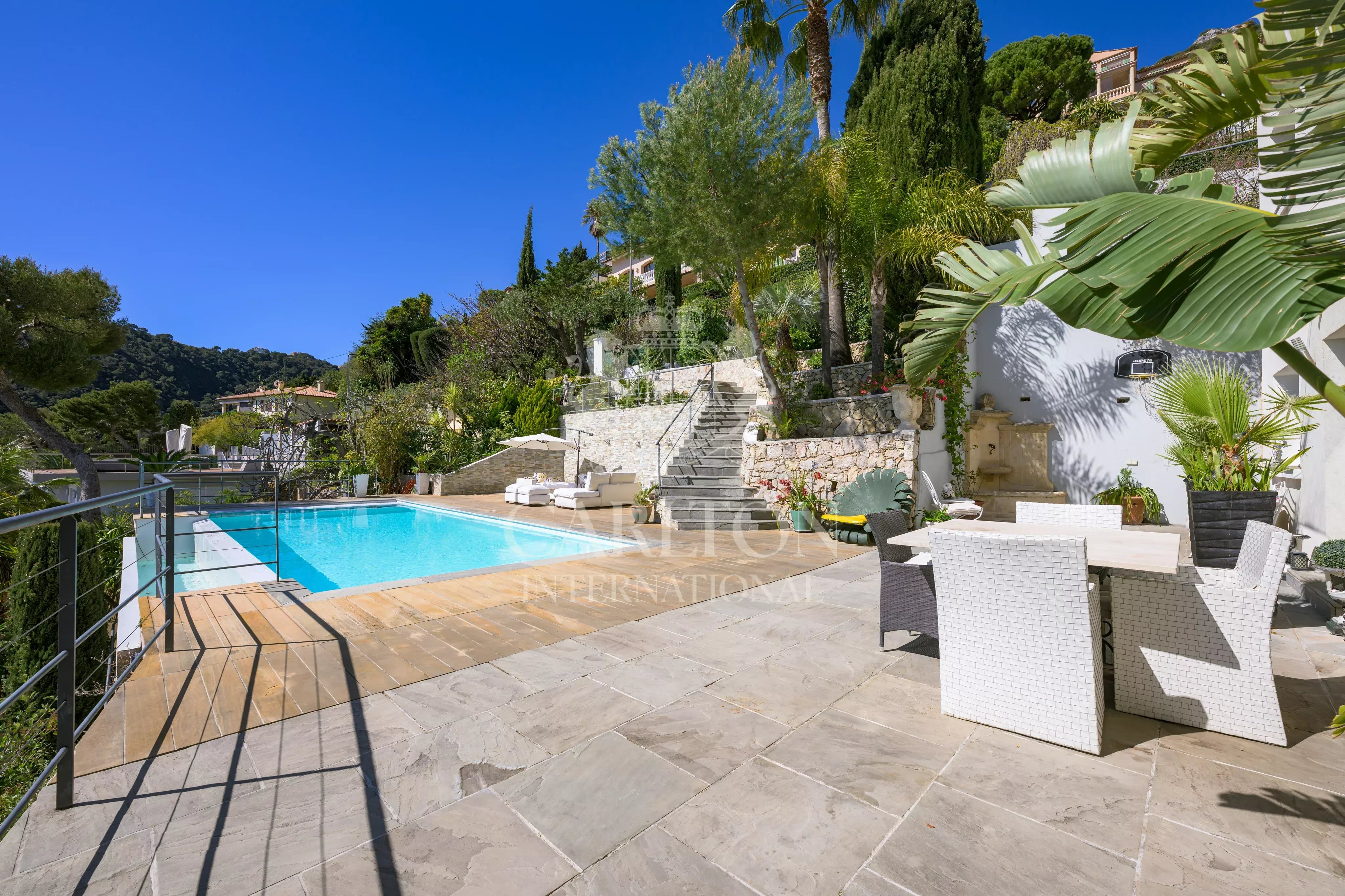 Villa contemporaine avec vue mer panoramique et grand terrain à Èze Bord de Mer