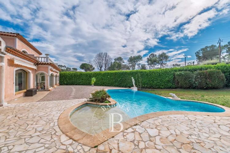 Roquefort-les-Pins - Elégante villa familiale rénovée à pied du centre ville
