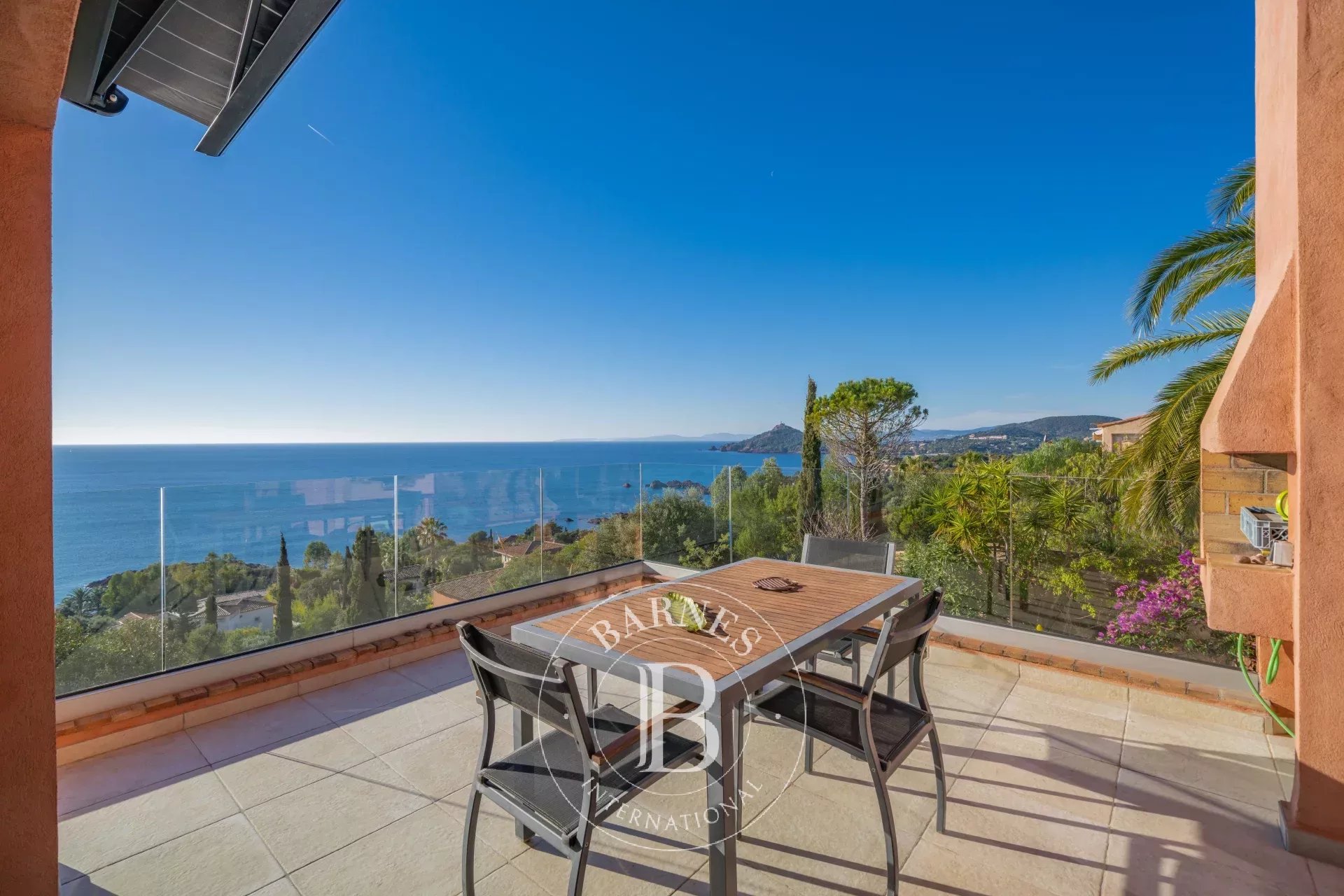 SAINT-RAPHAËL - VILLA RÉNOVÉE AVEC VUE MER PANORAMIQUE
