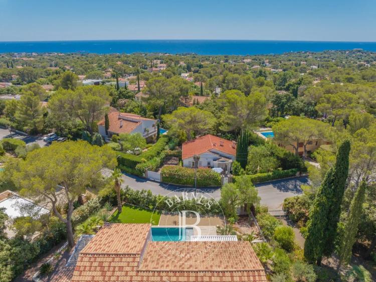 SAINT-RAPHAËL - VILLA NEUVE AVEC VUE DÉGAGÉE JUSQU'A LA MER