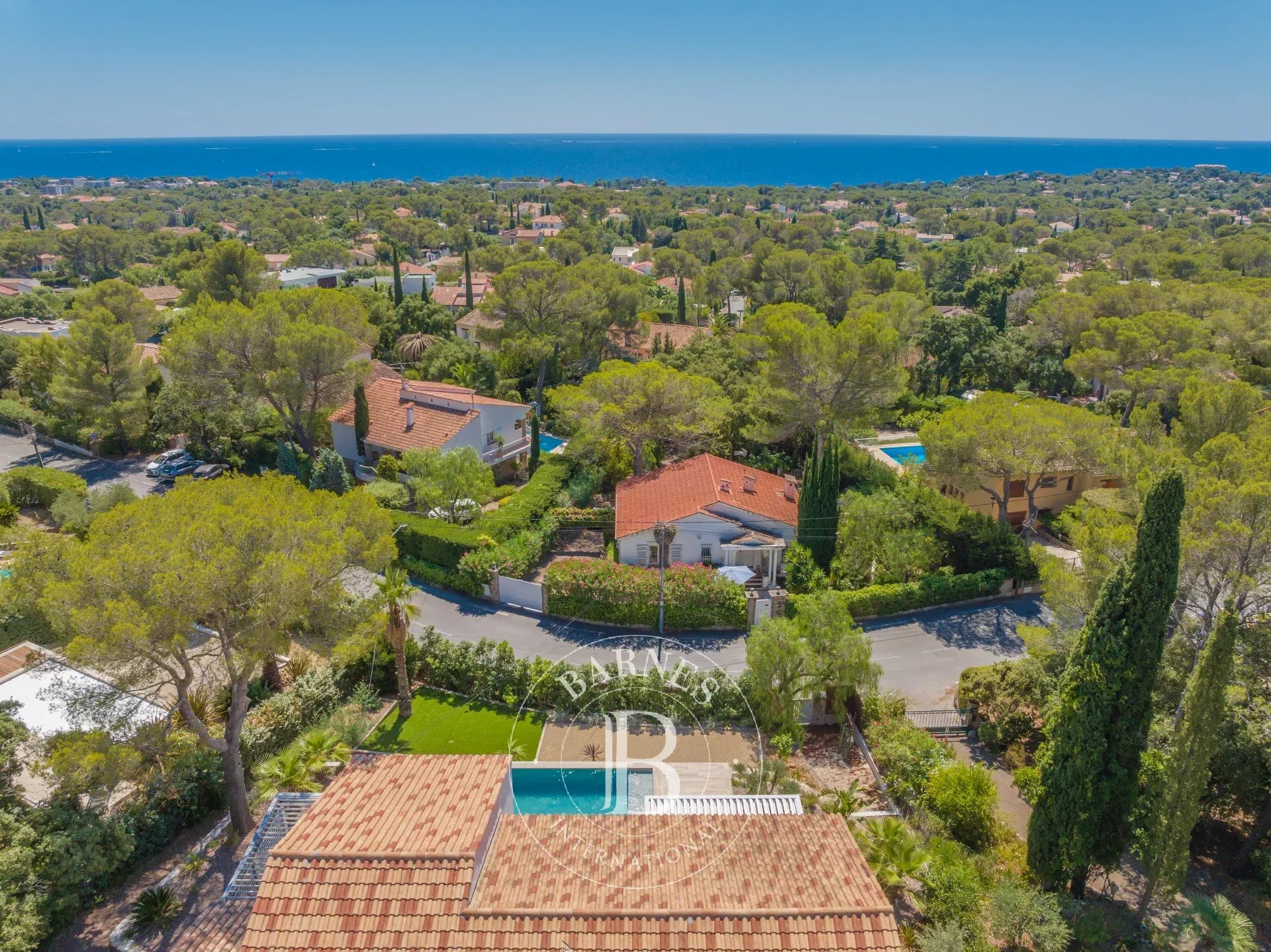 SAINT-RAPHAËL - VILLA NEUVE AVEC VUE DÉGAGÉE JUSQU'A LA MER