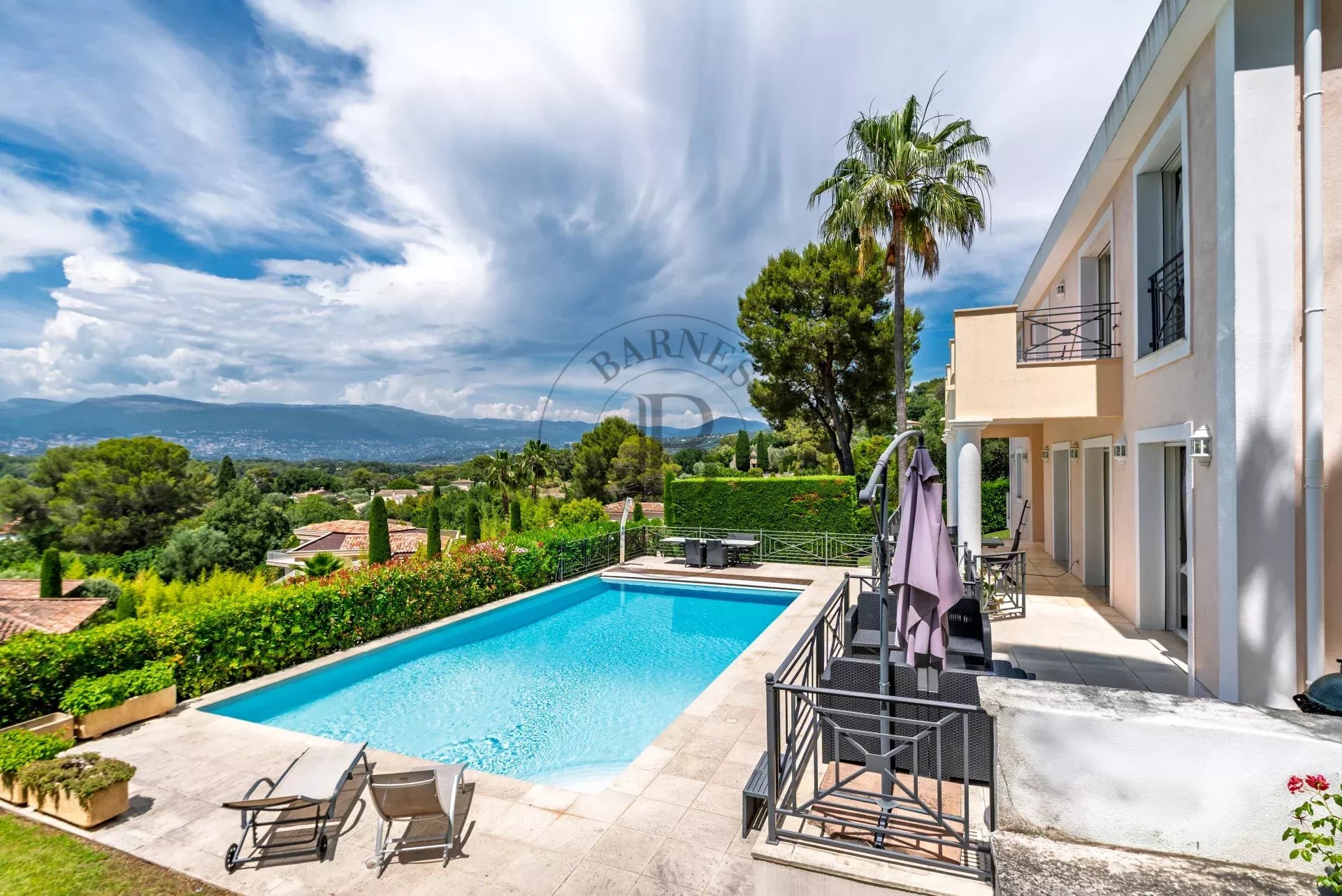 MOUGINS - VILLA AVEC VUE DANS DOMAINE SECURISE