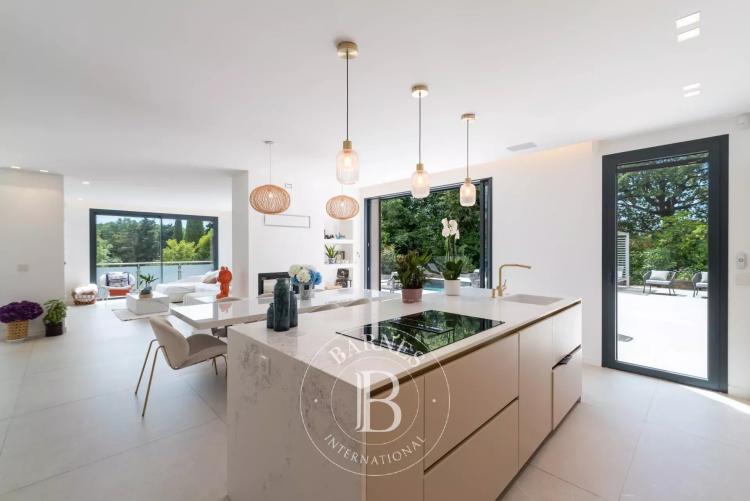 5mn de Valbonne - Magnifique maison contemporaine – 5 chambres – Domotique – Piscine – Studio indépendant