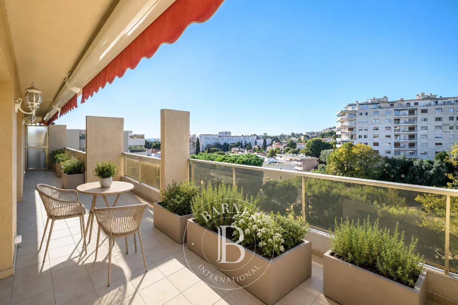 NICE – FABRON – DERNIER ÉTAGE AVEC TERRASSES ET VUE DÉGAGÉE