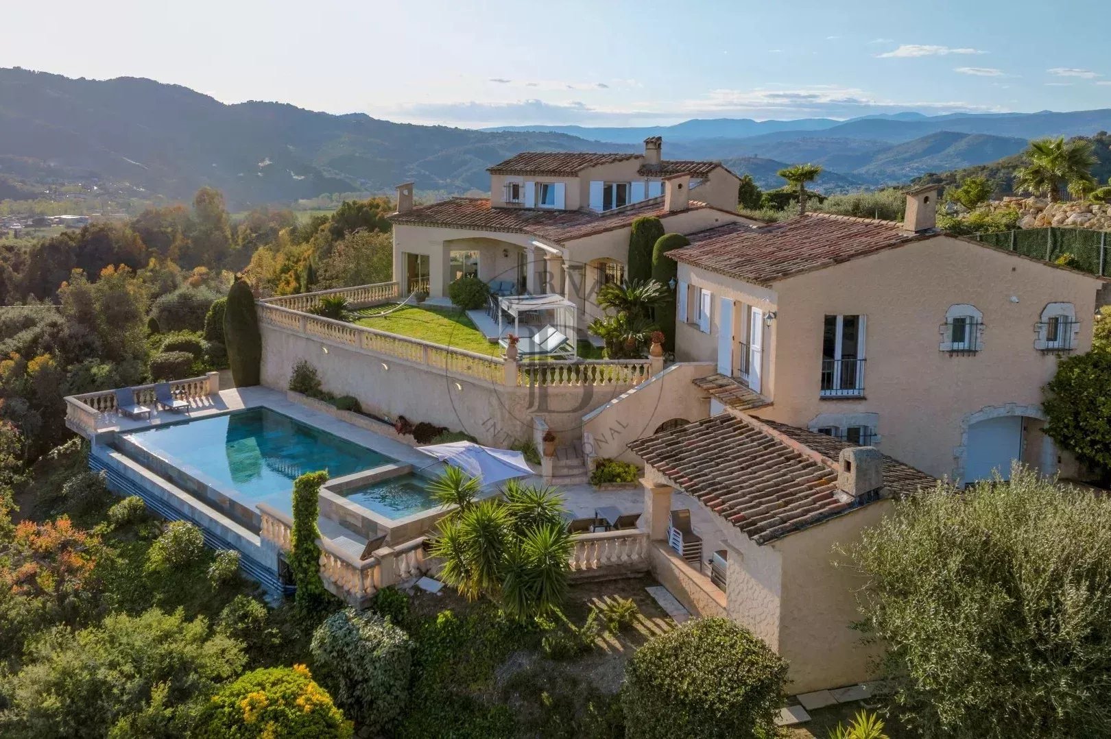 PROCHE MOUGINS - VILLA PROVENÇALE RENOVEE - VUE MER PANORAMIQUE
