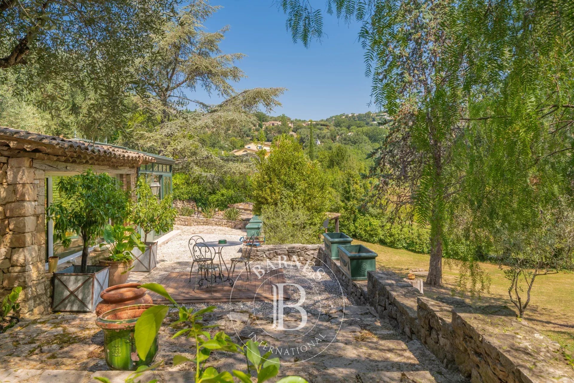 Opio - Superbe mas en pierre - Terrain de 6000 m2 avec piscine et jacuzzi à pied des commerces