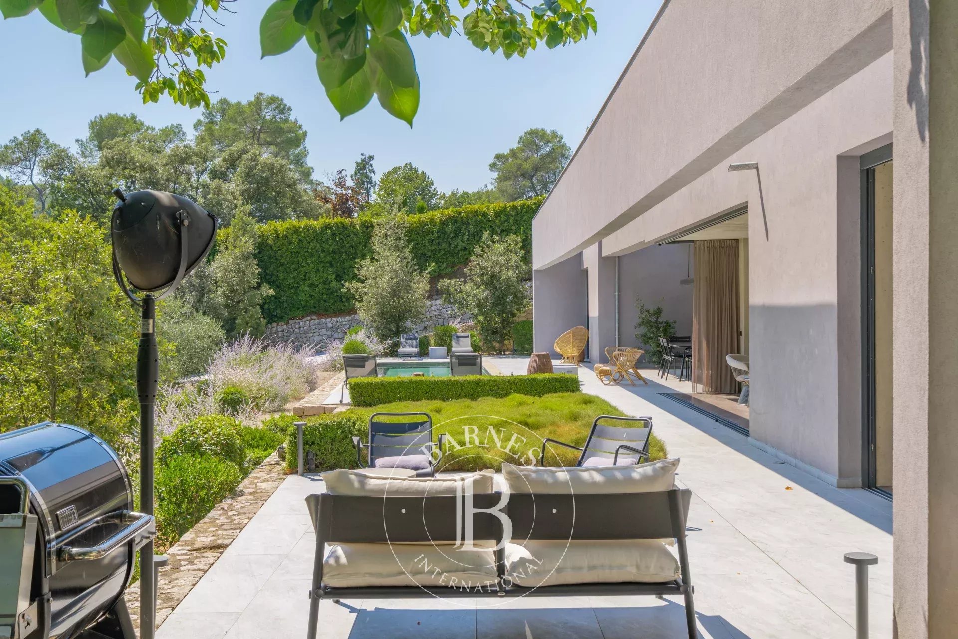 Valbonne, au pied du village, villa d'exception, piscine