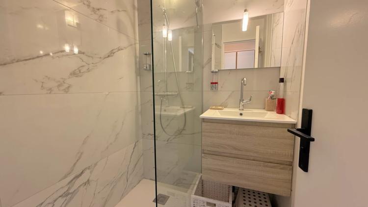 Agay - Cap Esterel - CHARMANT APPARTEMENT AVEC COIN CHAMBRE, EN REZ-DE-JARDIN AVEC VUE SUR L'ESTÉREL – ENTIÈREMENT RÉNOVÉ. Parking