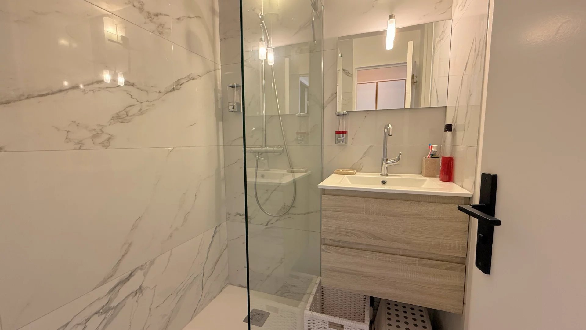 Agay - Cap Esterel - CHARMANT APPARTEMENT AVEC COIN CHAMBRE, EN REZ-DE-JARDIN AVEC VUE SUR L'ESTÉREL – ENTIÈREMENT RÉNOVÉ. Parking