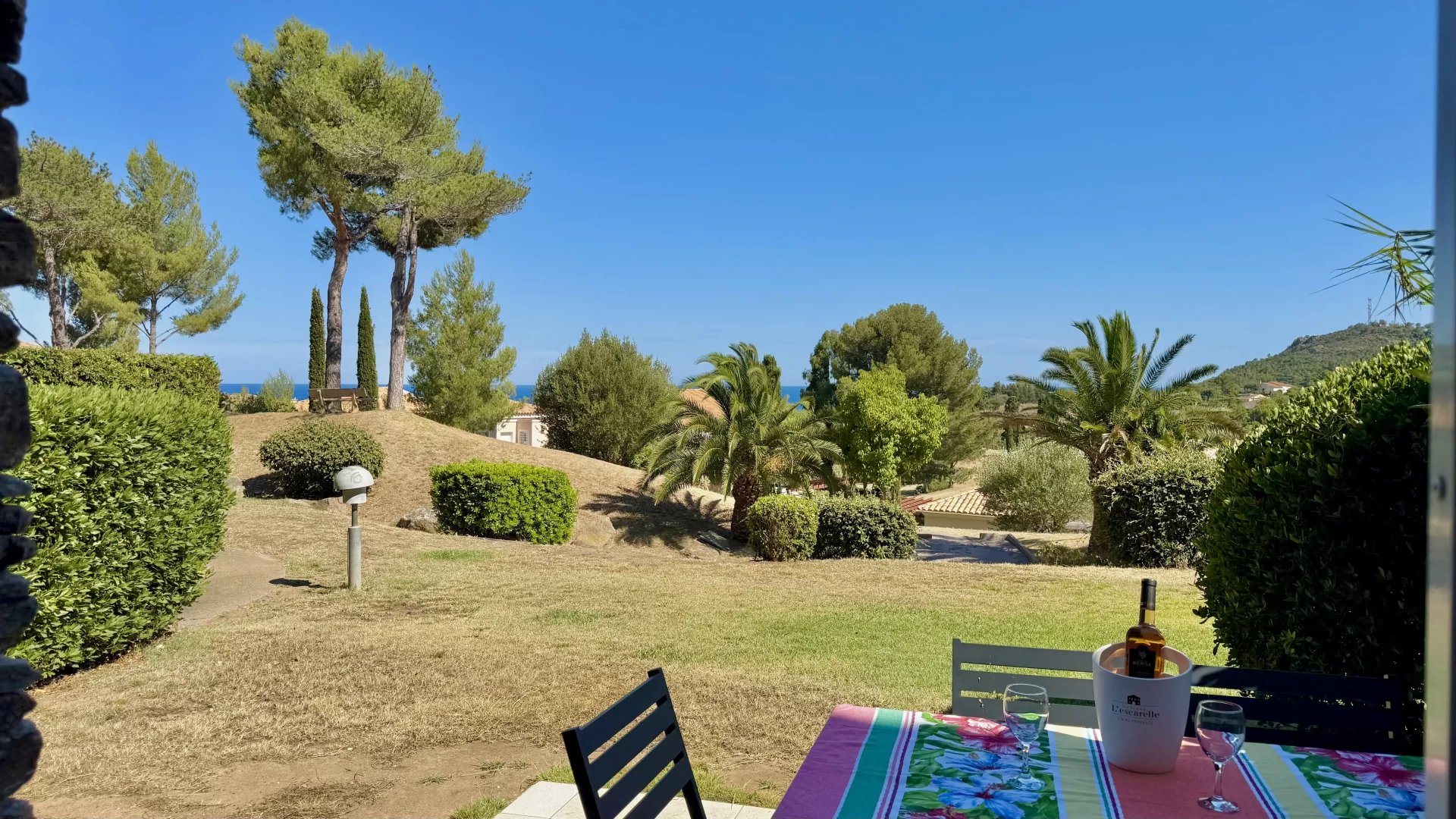 AGAY CAP ESTEREL VILLAGE T3 TYPE LARGE JARDIN SUD EST VUE MER