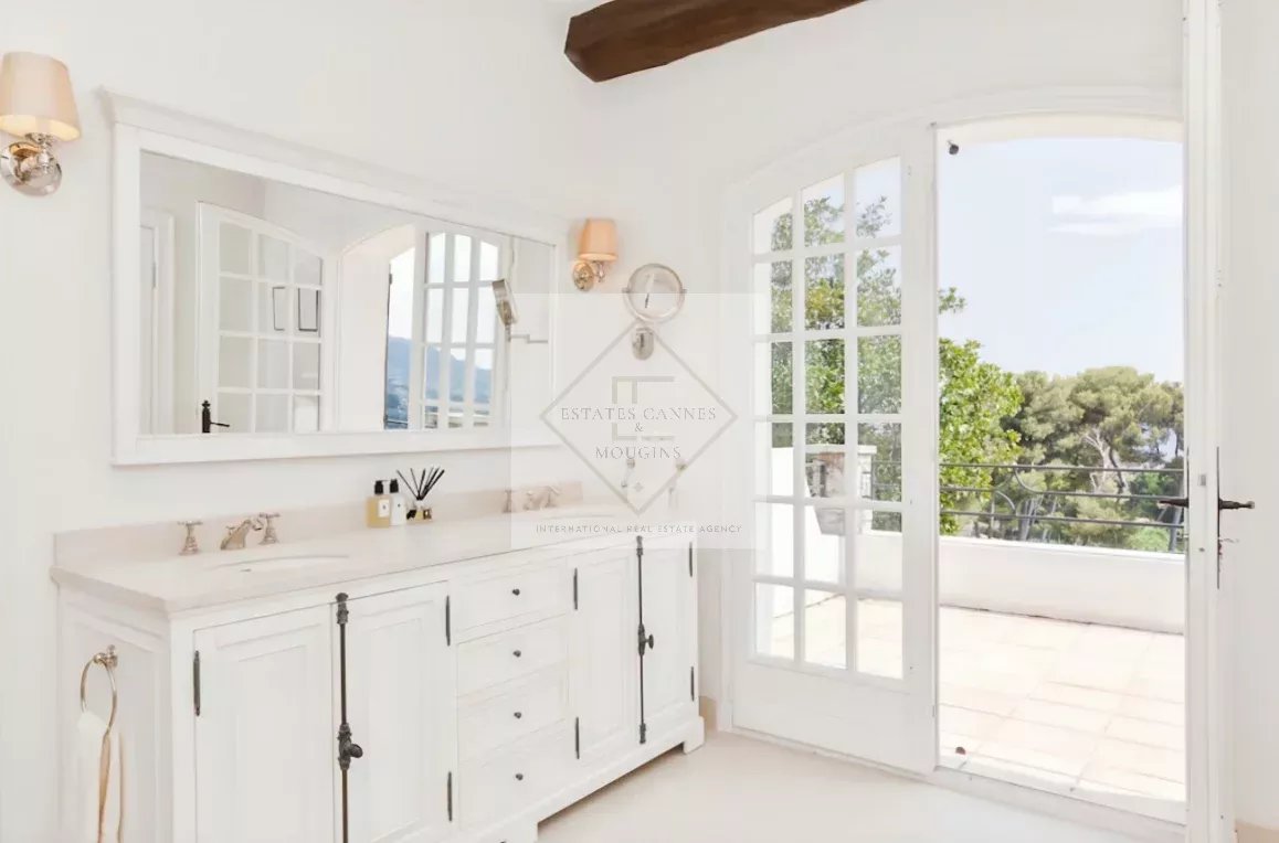 Élégante maison en pierre rénovée – Charme provençal près du Cap d’Antibes