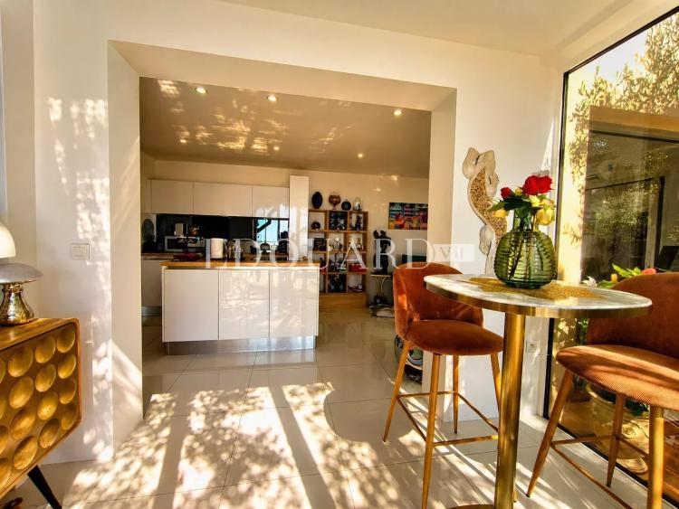 Roquebrune Cap Martin, trois pièces avec spectaculaire terrasse, petite piscine privée et superbe vue mer