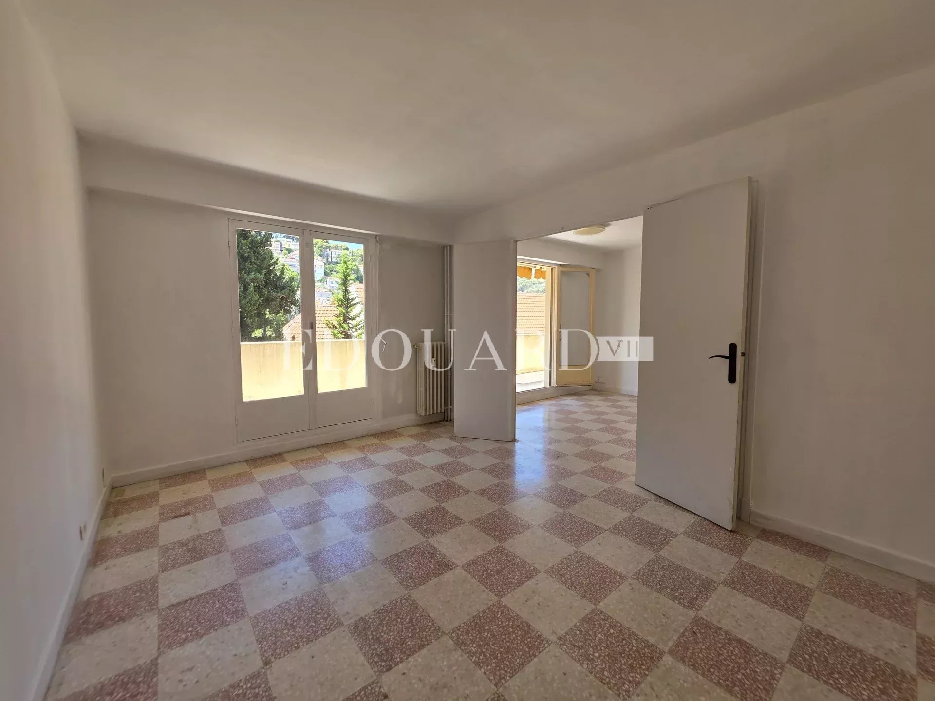 Deux pièces à rénover, avec grande terrasse et agréable vue dégagée, en plein centre de Carnolès