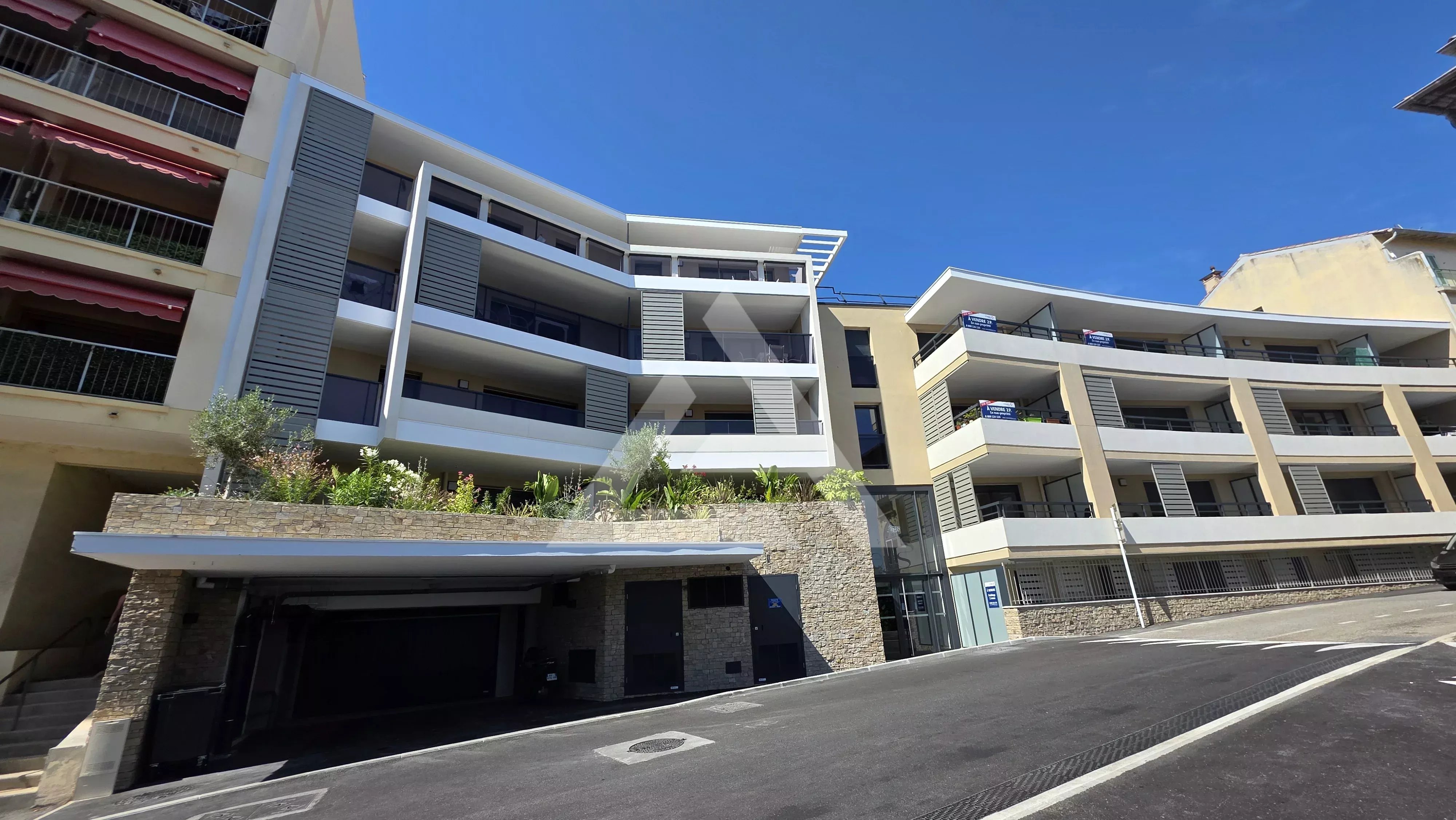 CAP D'AIL - GARAGE EN SOUS-SOL - RESIDENCE NEUVE EN CENTRE-VILLE